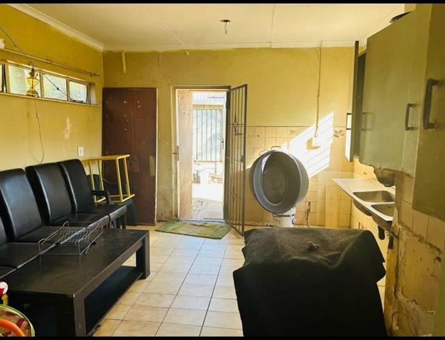 5 BEDROOM HOUSE FOR SALE IN KEMPTON PARK WEST